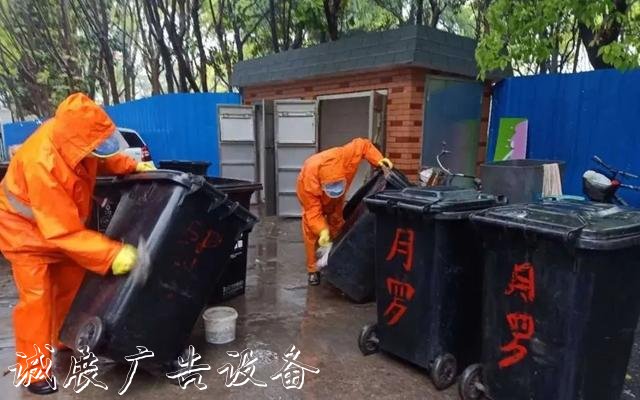 【上觀新聞】就地取材，寶山區(qū)這群環(huán)衛(wèi)工“借”雨水沖刷垃圾箱房，節(jié)水又環(huán)保