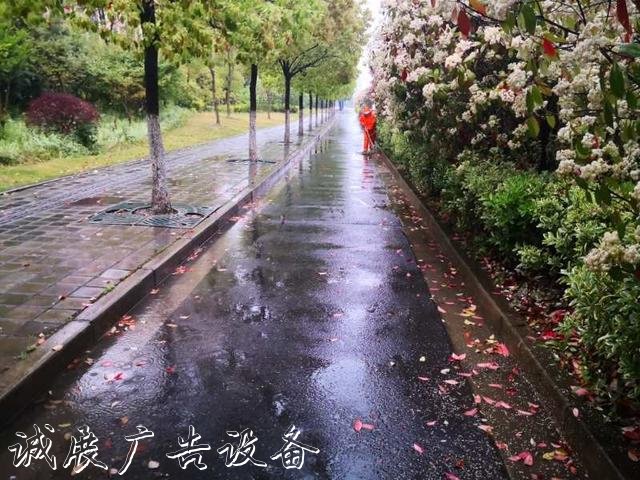 【上觀新聞】就地取材，寶山區(qū)這群環(huán)衛(wèi)工“借”雨水沖刷垃圾箱房，節(jié)水又環(huán)保
