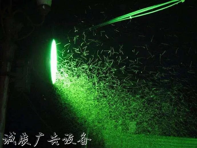 霓虹璀璨的不夜城里，太陽(yáng)能垃圾桶讓我們一起守護(hù)這片黑暗