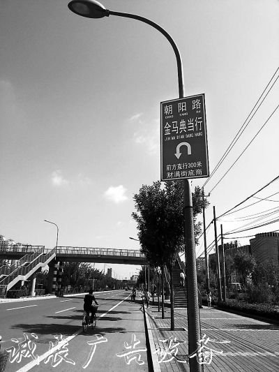 路牌變身廣告牌一個(gè)指廣告燈箱多少錢一個(gè)路牌每年平均收費(fèi)一萬五