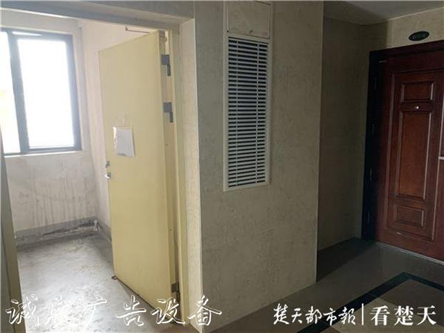 高檔小區(qū)撤走樓層垃圾桶引社區(qū)宣傳欄爭(zhēng)議，物業(yè)吁請(qǐng)適應(yīng)垃圾分類大趨勢(shì)