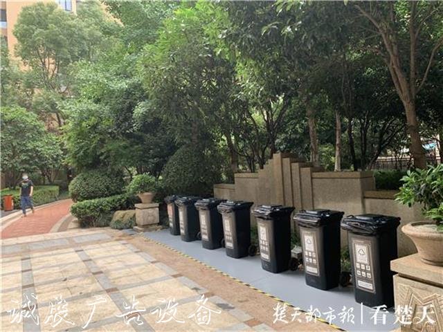高檔小區(qū)撤走樓層垃圾桶引社區(qū)宣傳欄爭(zhēng)議，物業(yè)吁請(qǐng)適應(yīng)垃圾分類大趨勢(shì)