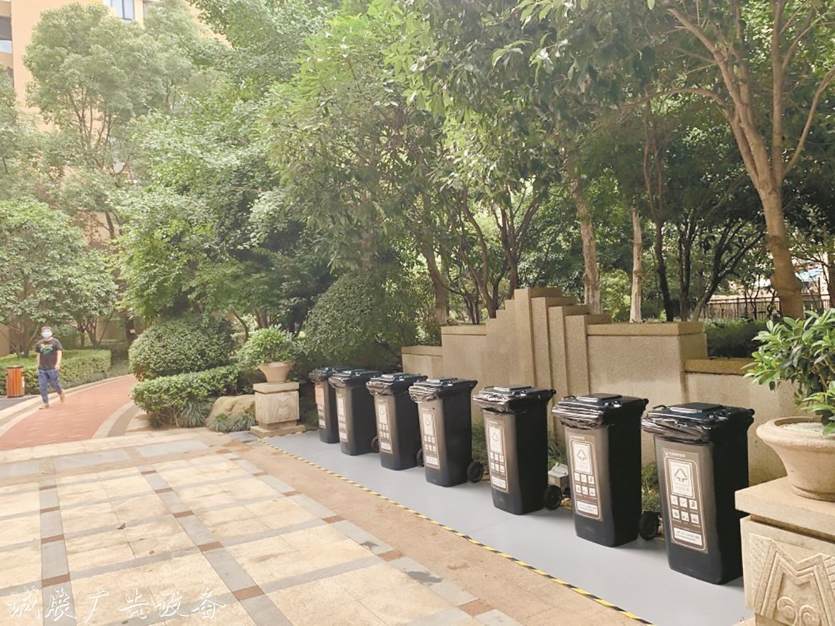 高檔小區(qū)撤走樓層垃圾桶引爭議 部路燈燈箱分業(yè)主要求恢復(fù) 物業(yè)吁請(qǐng)適應(yīng)垃圾分類大趨勢