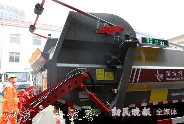 垃圾箱細(xì)節(jié)取勝收運(yùn)車太陽(yáng)能垃圾桶自動(dòng)稱重 這里的垃圾分類