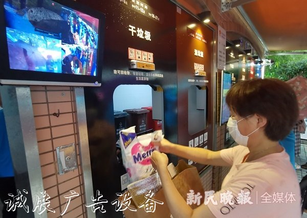 垃圾箱細(xì)節(jié)取勝收運(yùn)車太陽(yáng)能垃圾桶自動(dòng)稱重 這里的垃圾分類