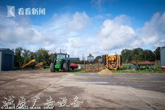 c864821527d7e17b8dc65fa63fced1ab.jpg 富翁示范垃圾桶變睡艙不銹鋼宣傳欄 僅100英鎊適用流浪漢遭諷