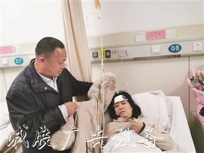 1米8高路牌突然倒下淮安宣傳欄女老師為護住孩子被砸昏迷