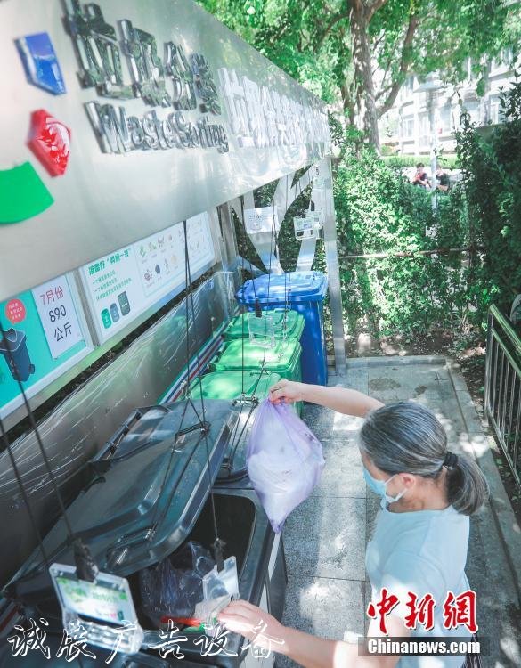 北京社區(qū)垃圾桶站增設(shè)垃圾分類亭滑輪拉手實(shí)現(xiàn)無接觸投放