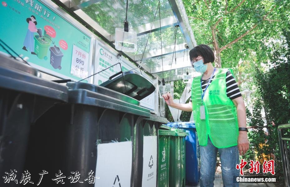 北京社區(qū)垃圾桶站增設(shè)垃圾分類亭滑輪拉手實(shí)現(xiàn)無接觸投放