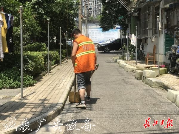 像抹家具一樣抹垃圾箱宣傳欄燈箱，他們揮汗如雨讓這座城