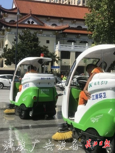 像抹家具一樣抹垃圾箱宣傳欄燈箱，他們揮汗如雨讓這座城
