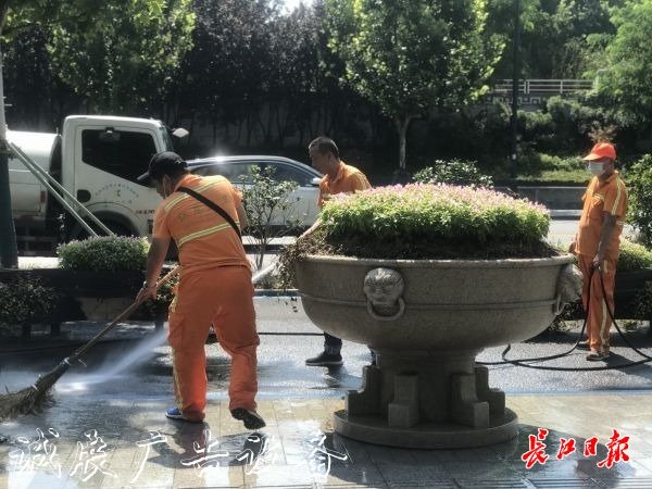 像抹家具一樣抹垃圾箱宣傳欄燈箱，他們揮汗如雨讓這座城