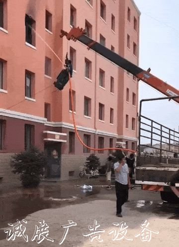 神操作！鄰居家起火，他把自己裝進垃圾桶……