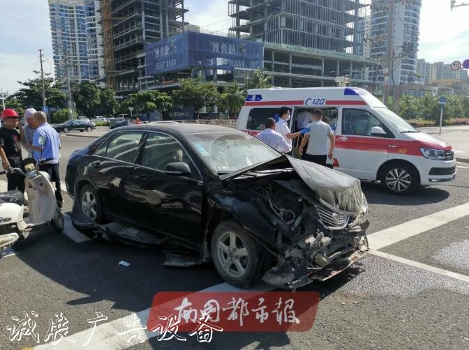 突發(fā)！海甸島一公交接連撞社區(qū)宣傳欄倒路牌和兩棵樹(shù)，還有一輛轎車…
