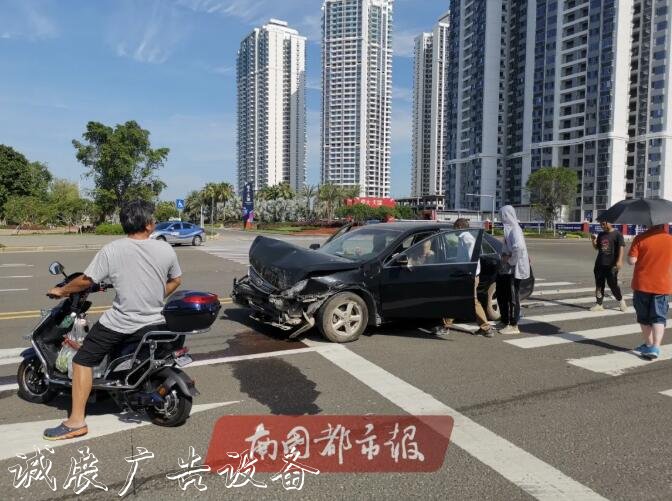 突發(fā)！海甸島一公交接連撞社區(qū)宣傳欄倒路牌和兩棵樹(shù)，還有一輛轎車…