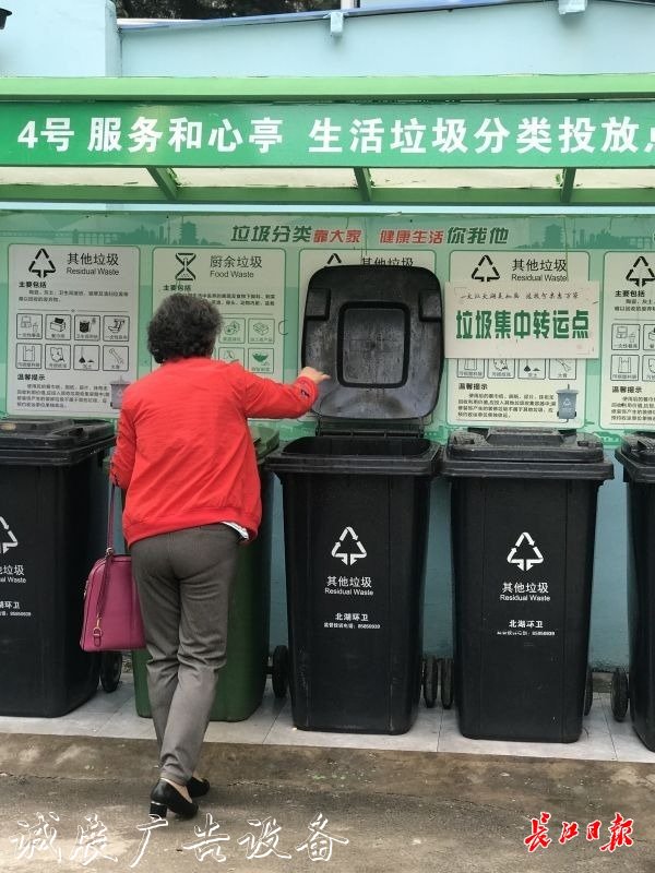 69個垃圾桶變成10個垃廣告垃圾箱圾分類投放亭，老舊小區(qū)環(huán)