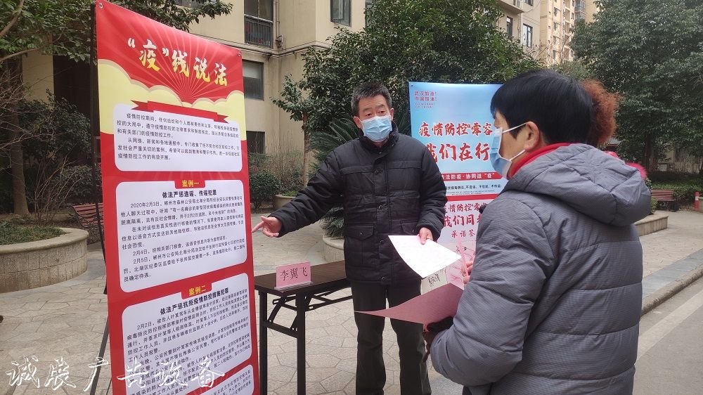 相隔千里大家庭相約就廣告垃圾箱地過年，社區(qū)居民紛紛配