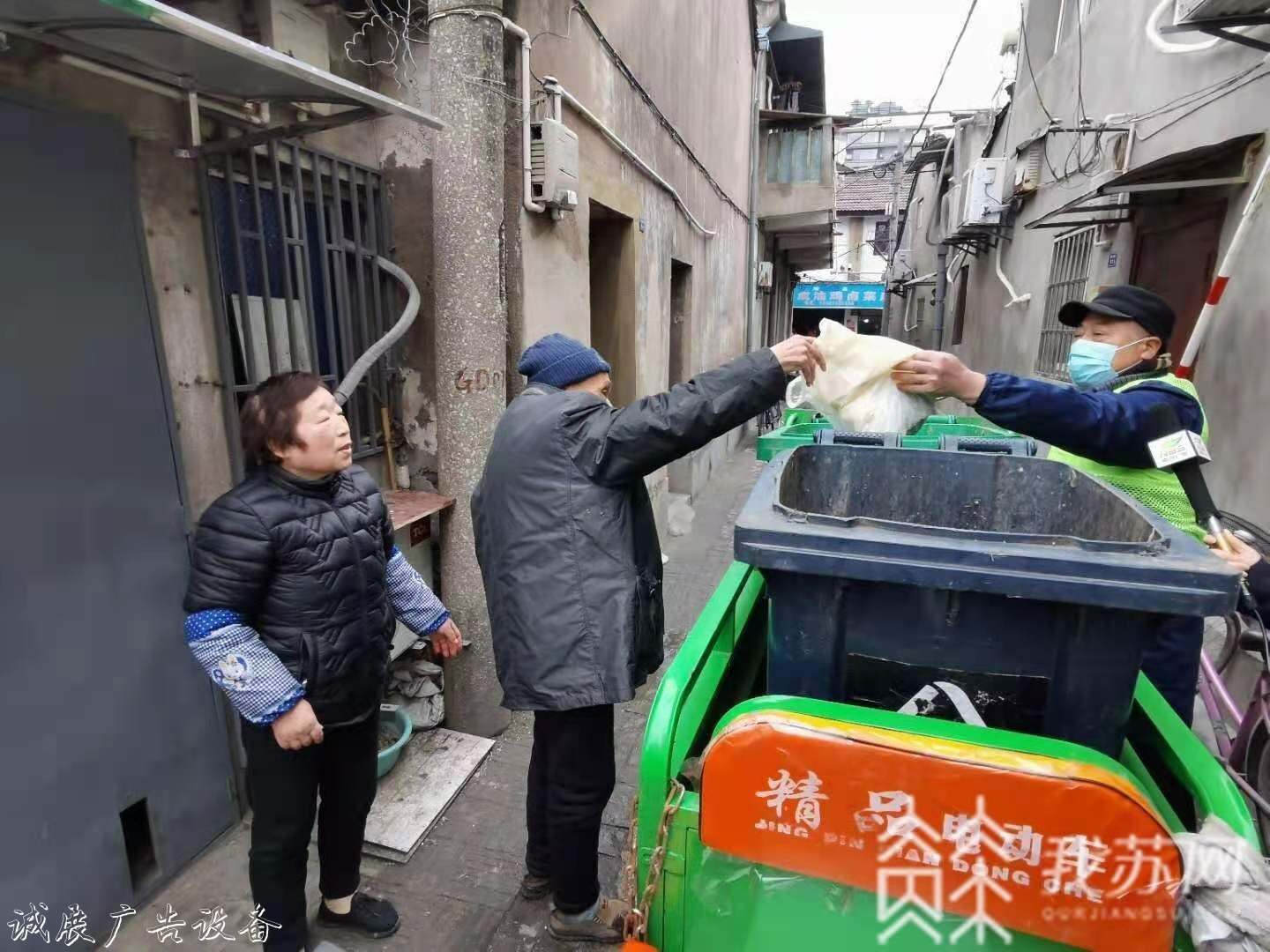 流動(dòng)車定時(shí)上門收垃圾學(xué)校宣傳欄 這樣的垃圾收集方式你見過嗎？
