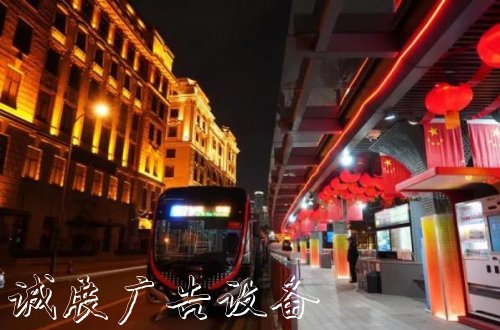 鴻鑫嘉和：外灘終點(diǎn)站太陽能垃圾桶公交站臺火了！個性化設(shè)
