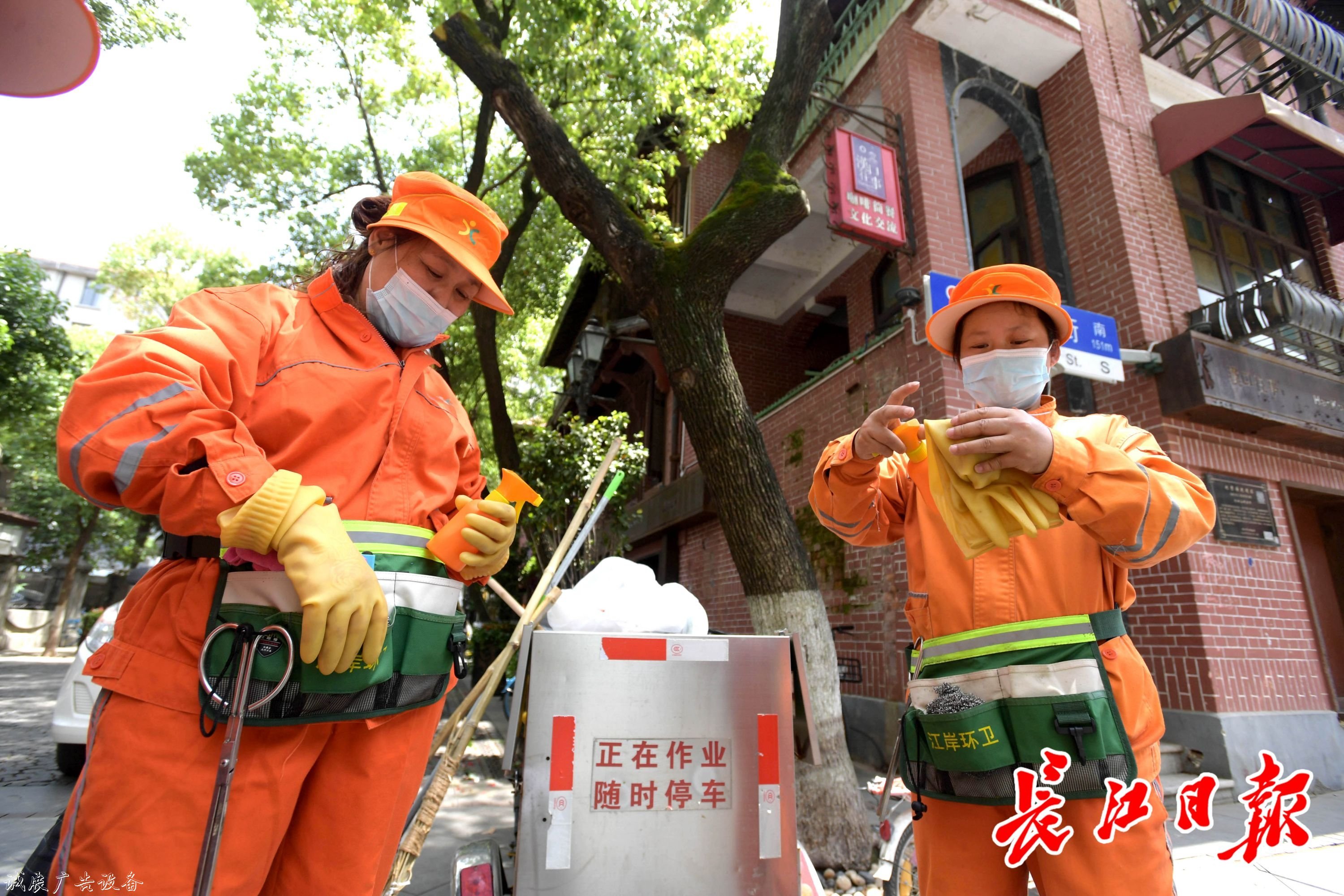 黎黃陂路環(huán)境好獲游客太陽能垃圾桶點(diǎn)贊，原來環(huán)衛(wèi)師傅們有