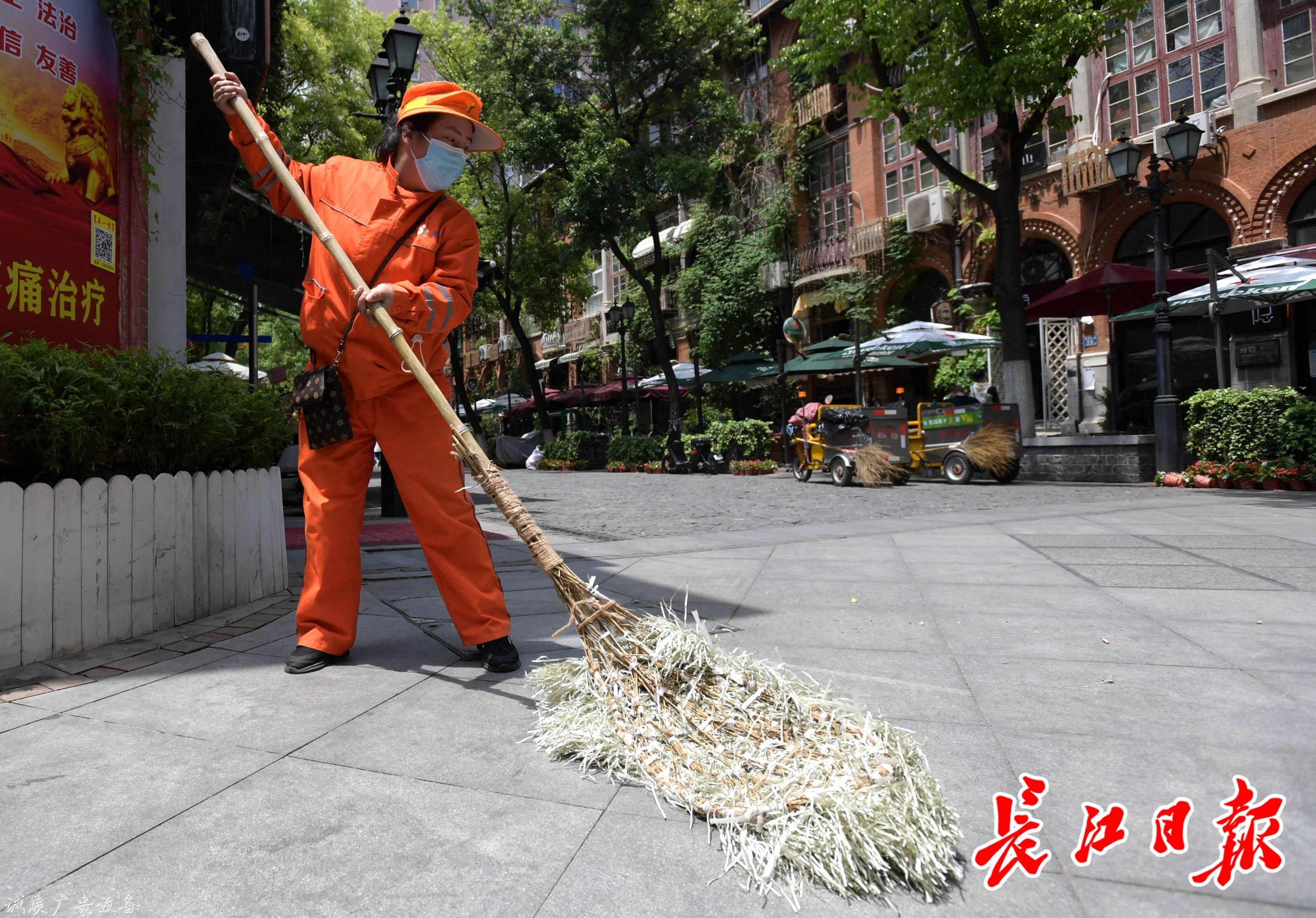 黎黃陂路環(huán)境好獲游客太陽能垃圾桶點(diǎn)贊，原來環(huán)衛(wèi)師傅們有