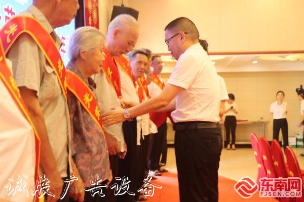 莆田仙游楓亭鎮(zhèn)舉行“不銹鋼宣傳欄光榮在黨50年”紀念章頒發(fā)
