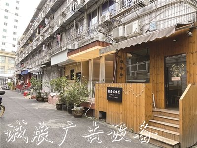 時代廣場邊的老舊小區(qū)燈箱變身網(wǎng)紅美食打卡地 東浦