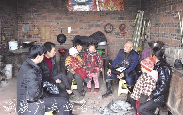 劉紅：“拐棍隊長不銹鋼宣傳欄”引領(lǐng)村民脫貧越線