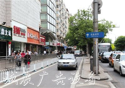 東城區(qū)金魚胡同的路牌指向了一家工藝品店。 本版攝影/實習(xí)生 彭子洋