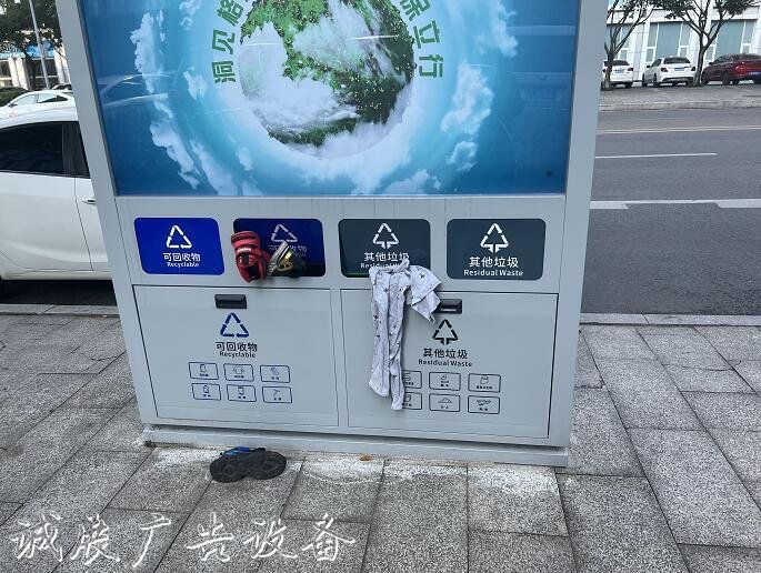 垃圾箱廣告位現(xiàn)重慶街頭，網(wǎng)紅城市應(yīng)如何美化城市街景？
