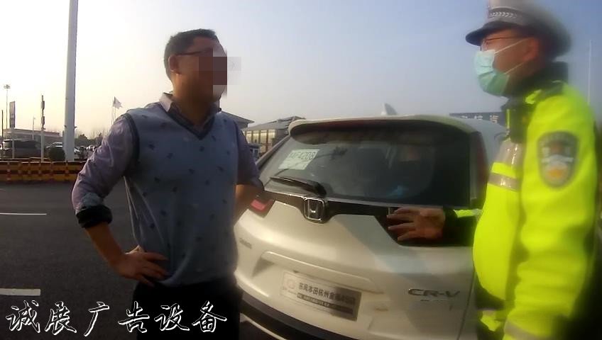 罔顧安全，親爹超宣傳欄廠家載竟將孩子塞后備箱！