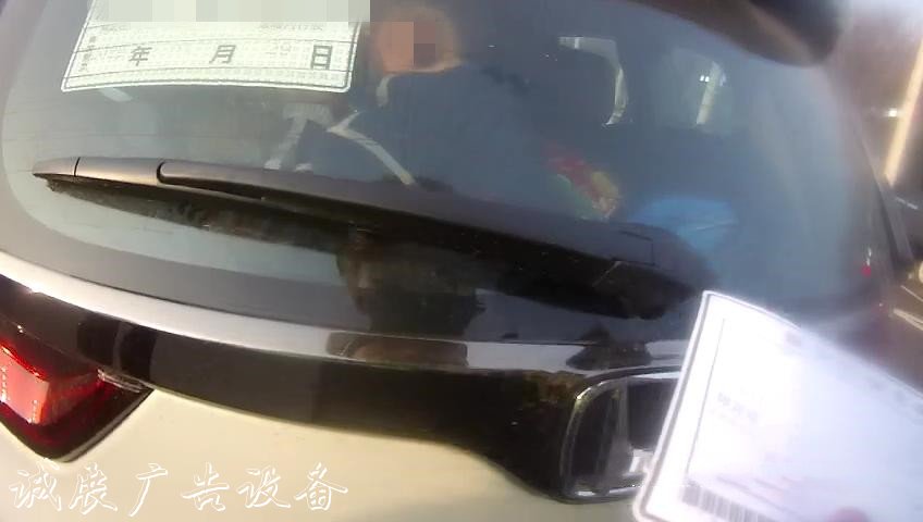罔顧安全，親爹超宣傳欄廠家載竟將孩子塞后備箱！
