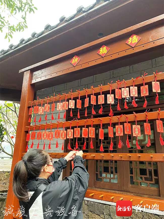熱鬧！游客暢游澄邁福廣告燈箱多少錢一個(gè)豐約亭古鎮(zhèn) 新春游園歡樂