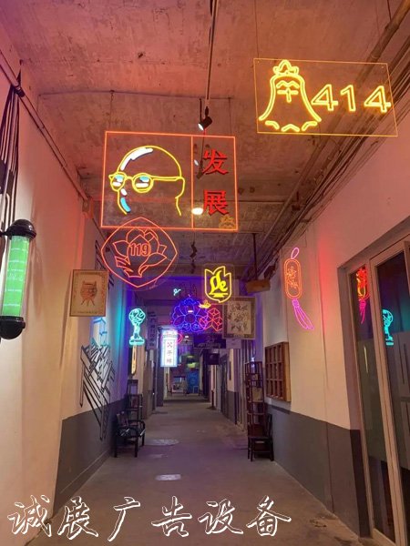 霓虹燈牌、梭子、布票滾動(dòng)燈箱……普陀這里興起了一股