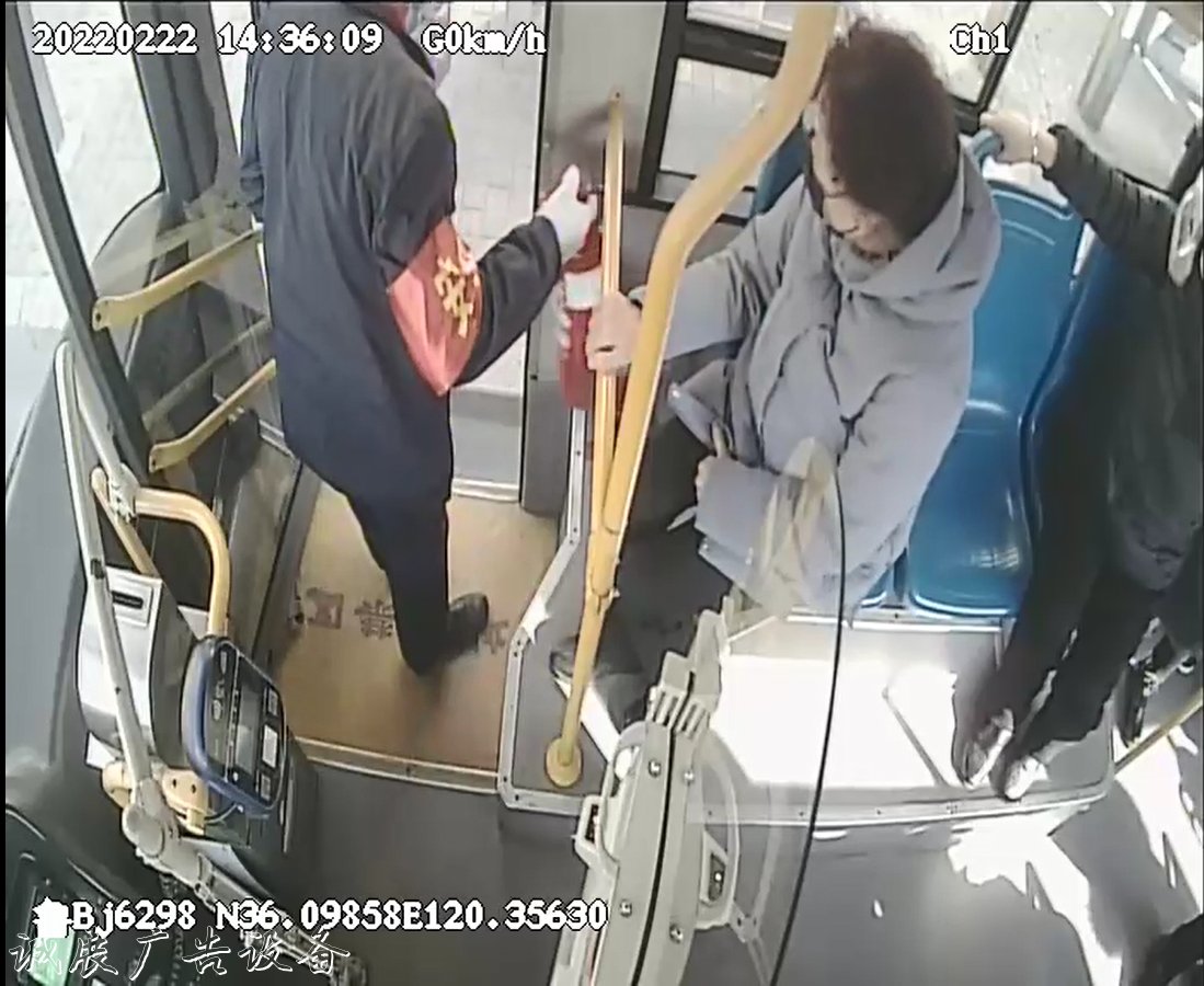 正在上傳... 路遇垃圾箱起火 好心指路牌燈箱司機熱心市民攜手奮力撲救