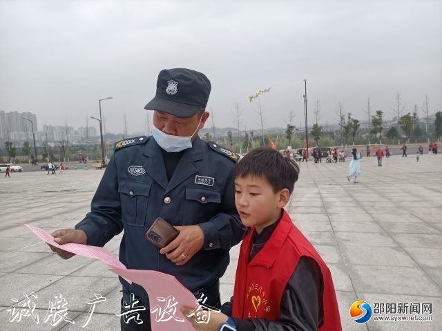 大祥區(qū)三八亭小學(xué)路燈燈箱開展垃圾分類宣傳活動(dòng)