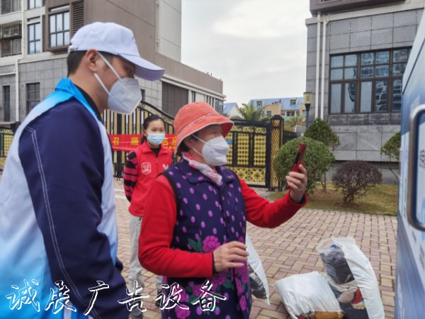 廢品入箱即刻換錢(qián)！廣告垃圾箱大鵬新增垃圾智能回收箱